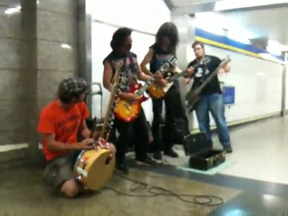 Rencontre entre la Kora et le Heavy Metal grâce à un Amp el'Fire, ampli hyper portable (www.enkore.fr)