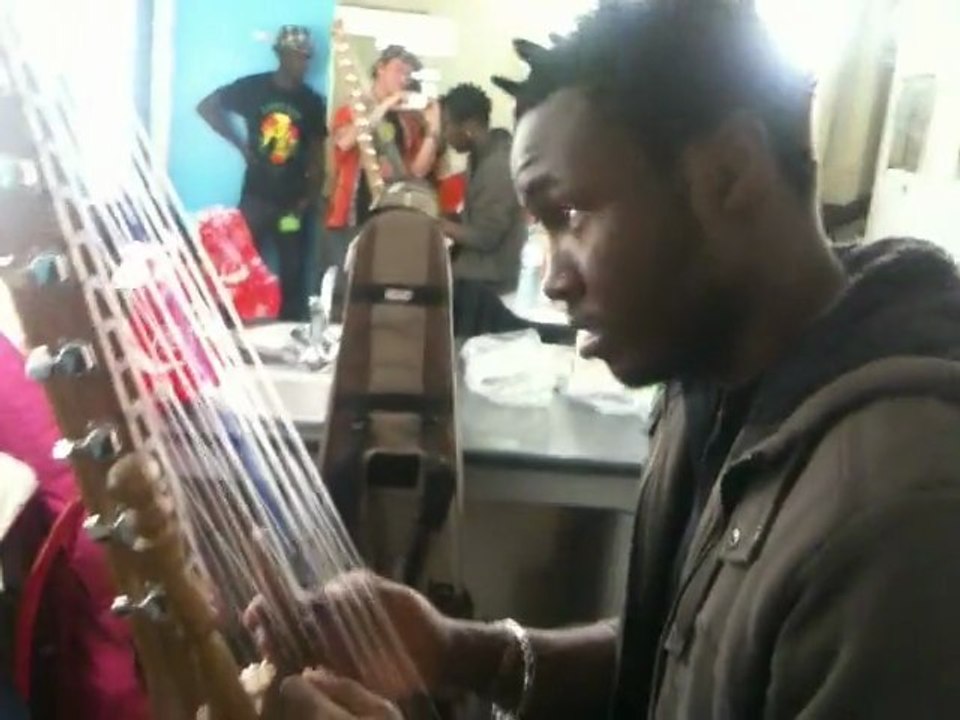 KANDIA KORA essaye AMP EL'FIRE, ampli hyper portable (www.enkore.fr)