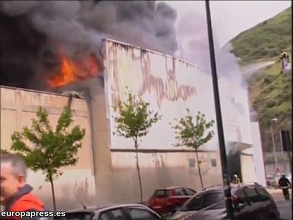 Bomberos intentan sofocar incendio en Bilbao