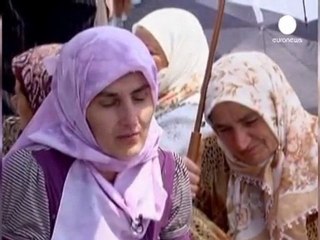 Familiares de bosnios asesinados en la guerra recuerdan...