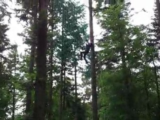 Pierre au saut de Tarzan dans le parcours noir