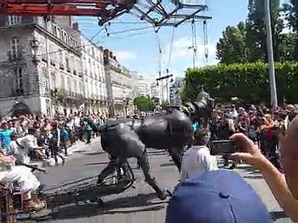 Xolo arrive à Gloriette - Royal de luxe - Nantes - Mai 2011