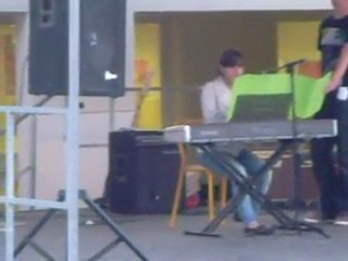 Julie joue et chante Aaron ( Lily )