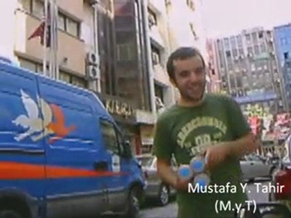 ibram su satarken... çankaya sokakları.. :) Ekmek parası :)