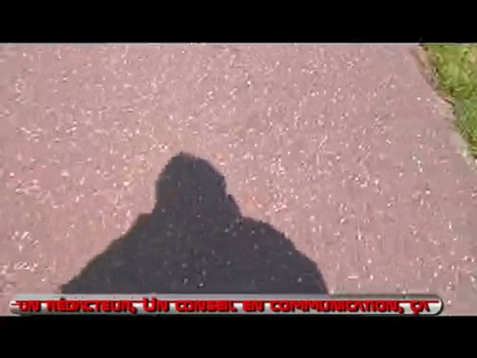 Un rédacteur, un consultant en communication, ça ... court