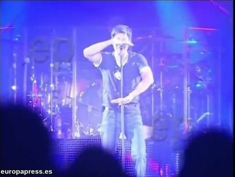 Enrique Iglesias acusado de atropello