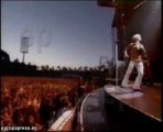 Jon Bon Jovi se accidenta en un concierto