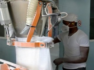 Una fábrica de harina de trigo en Cuba