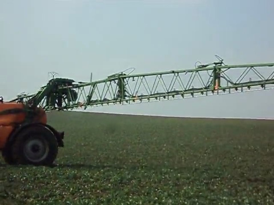 Apport d'azote sur du colza avec Massey Fergusson 7485 et le pulvé Amazone 40 mètre de rampes