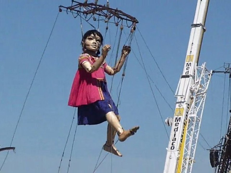 Petite géante danse dans les airs - Royal de luxe - Nantes - Mai 2011