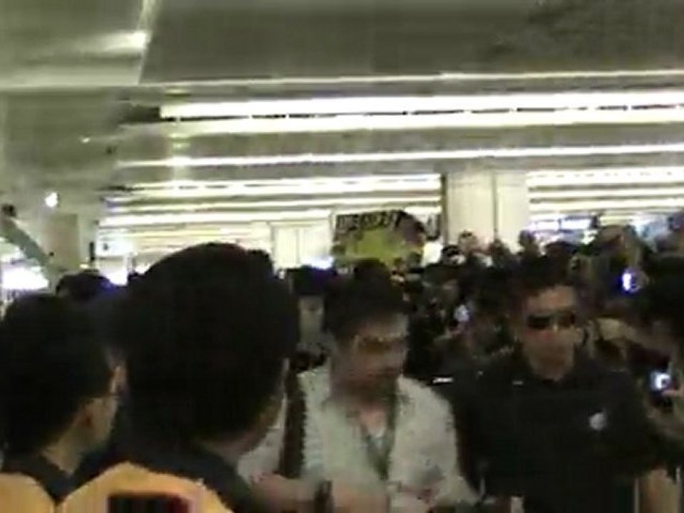 03062011 T-ara+T-max @ arrival airport2.