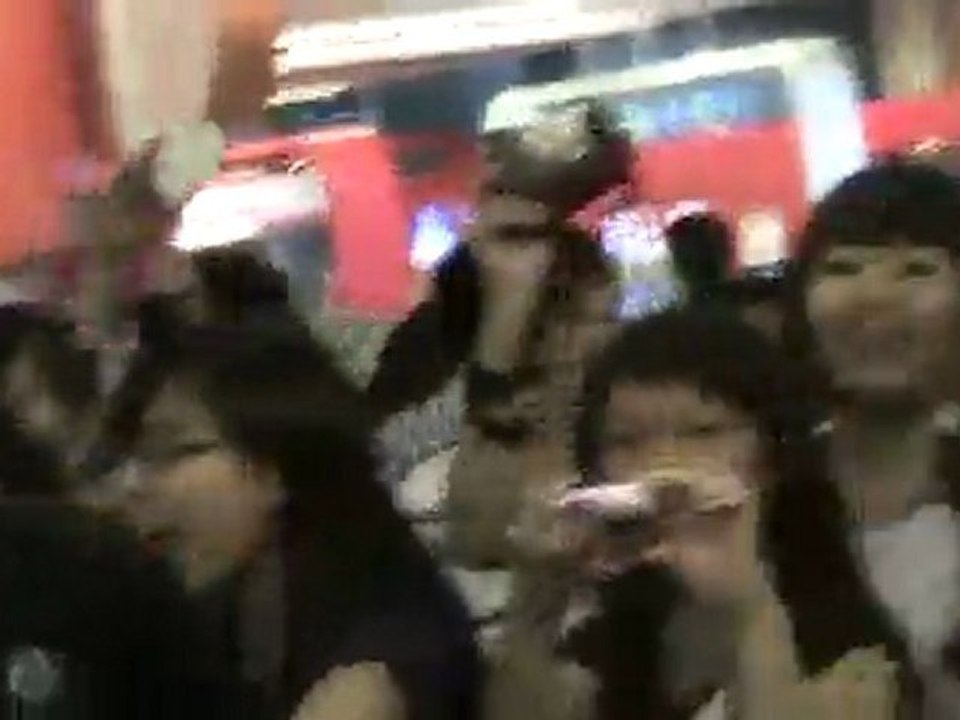 03062011 T-ara+T-max @ arrival airport4.