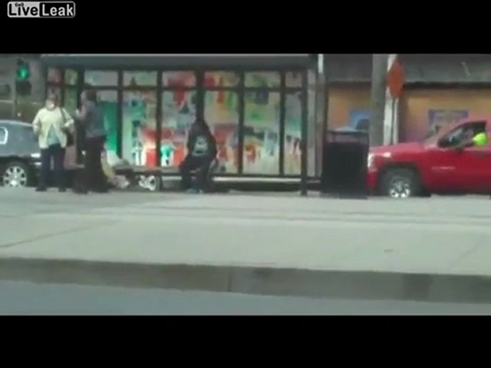 Beatin 'es an der Bushaltestelle