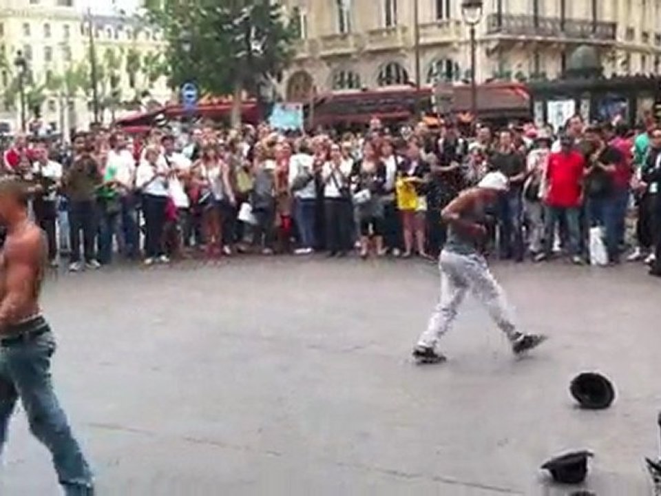 Danseurs de rue Place Saint Michel Paris 3 juin 2011. Part 1