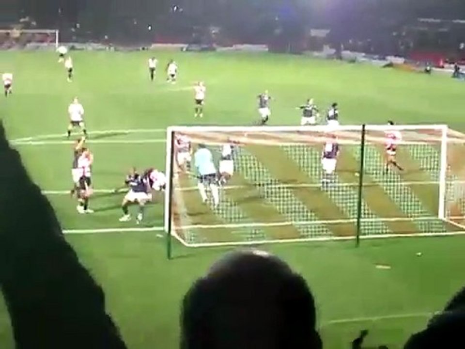 Dimi Konstantopoulos Saves a pen