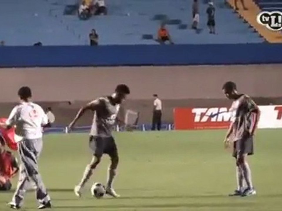 Ρομπίνιο και Λούκας κάνουν κόλπα με τη μπάλα