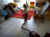 Ewan passe l'aspirateur