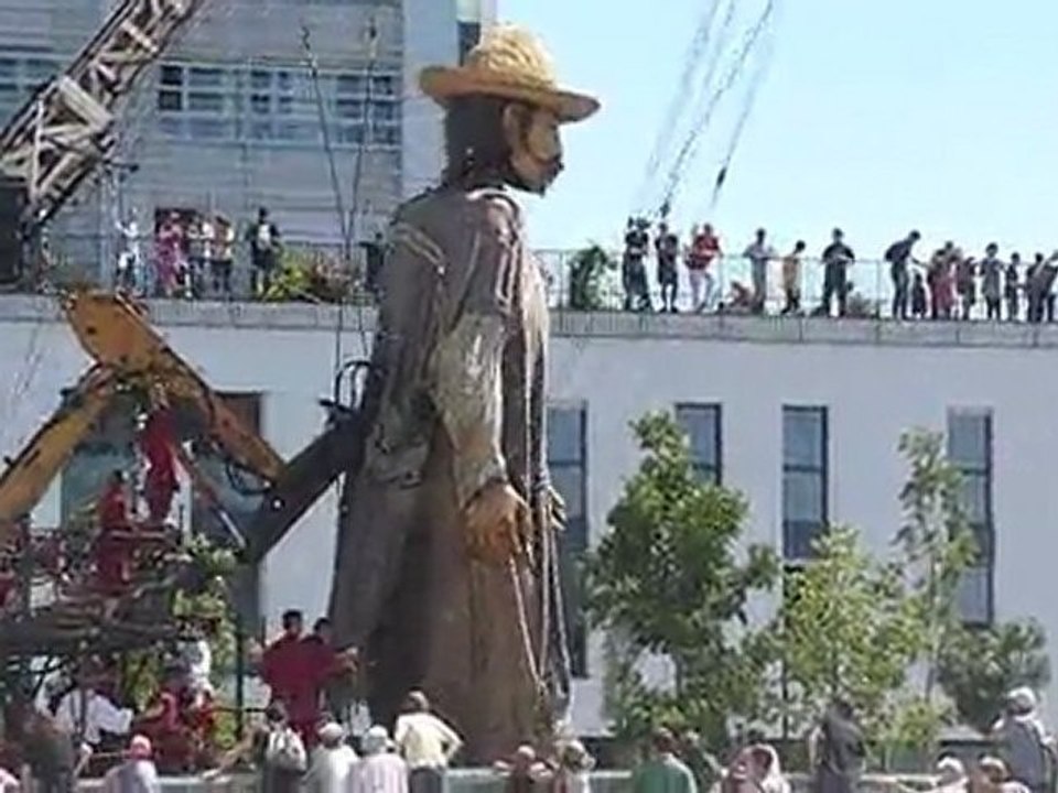 Géant Campesino dans une résidence - Royal de luxe - Nantes - mai 2011