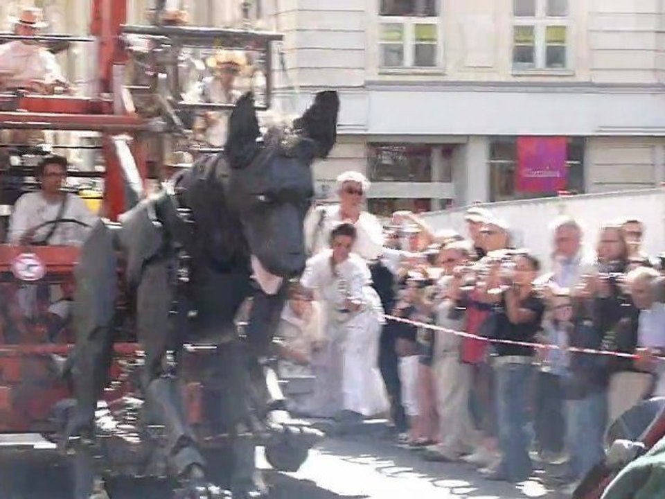 Xolo court dans la rue - Royal de luxe - Nantes 2011