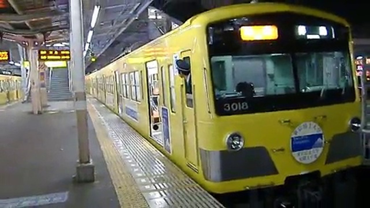 西武3000系3017F　東京富士大学ラッピング　小平を発車