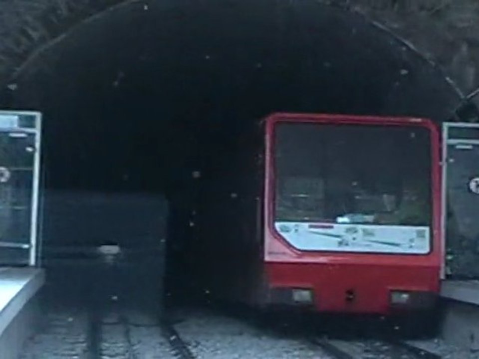 Dans le funiculaire de Saint Just entre les stations Minimes et Vieux Lyon