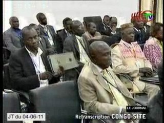 Le ministre du développement durable anime une conférence de presse