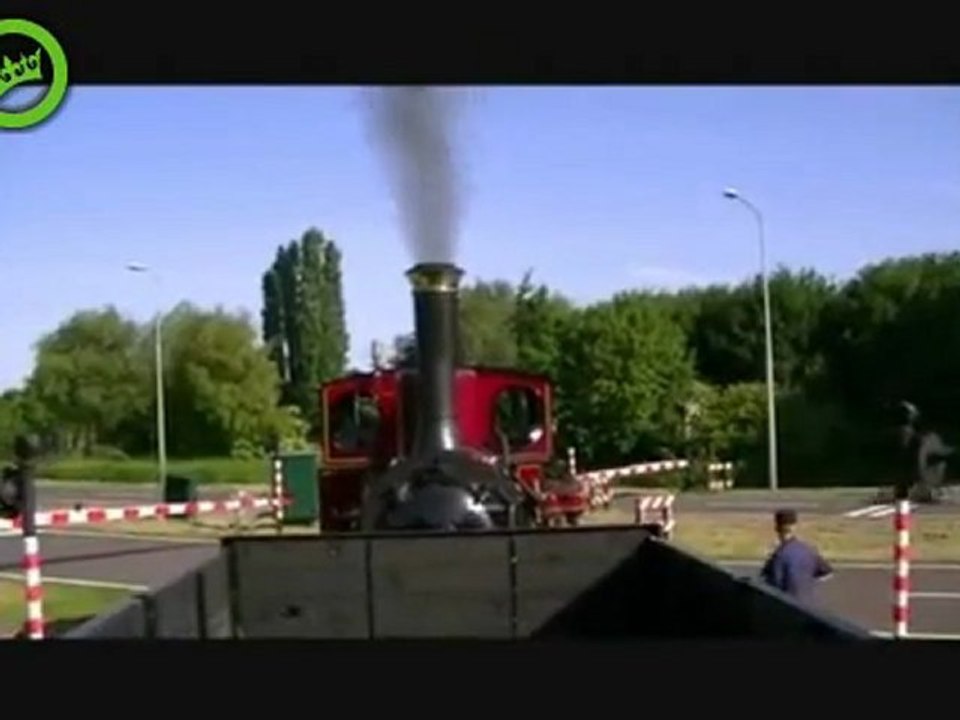 Motorrijder glijdt uit op Overweg Fail