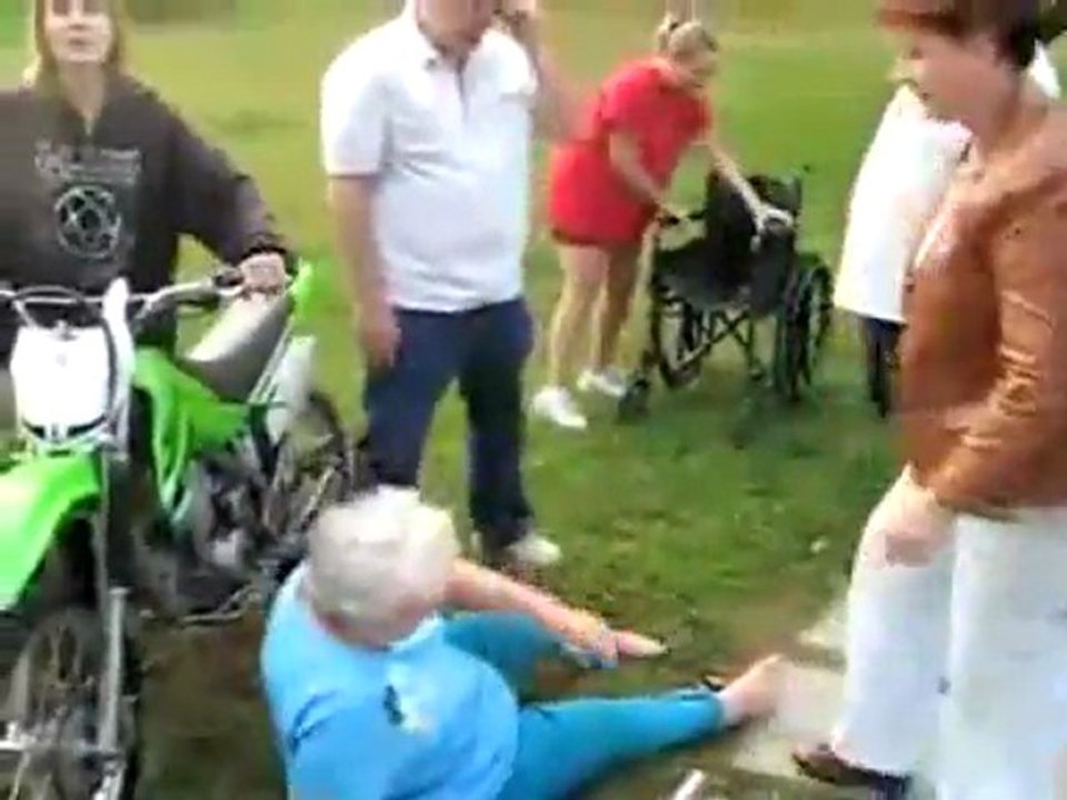 Mama übt Motocross fahren Fail