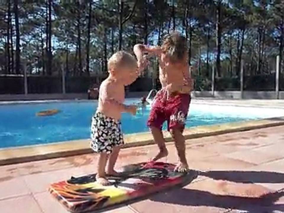 20110529 Romain et Nico piscine Lacanau