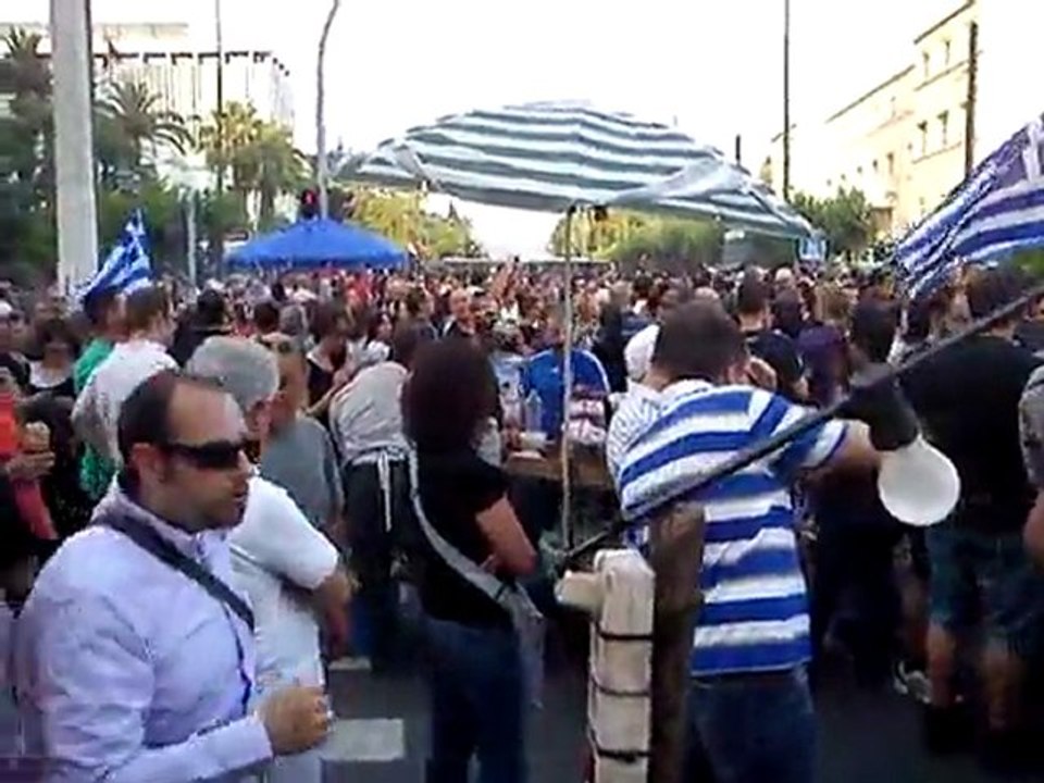 12 η μέρα Αγανακτισμένων Τσίκνα και κλούβες στη Βουλή