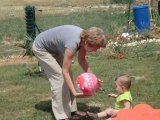 rapha 11mois et demi qui joue au ballon avec mamie