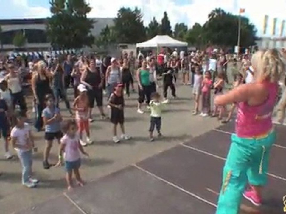 Flashmob Zumba Stade de l Ill Mulhouse par Angel Prod