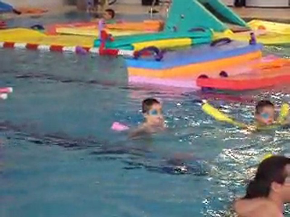 "Les petits poissons nagent comme les gros"