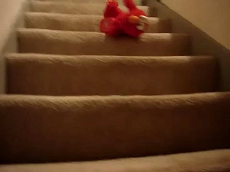 Elmo liebt Sturz von der Treppe
