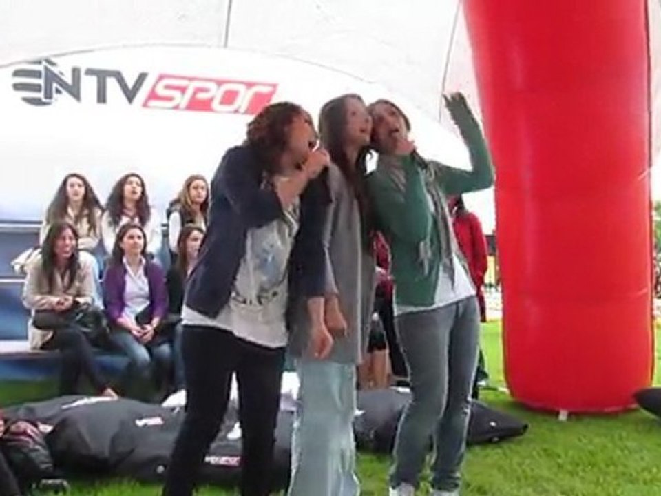 Kadir Has Üniversitesi Bahar Şenlikleri Smart Karaoke Nil Karaibrahimgil Seviyorum Sevmiyorum Karaoke