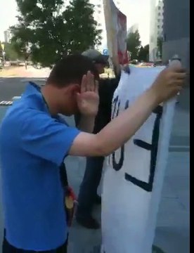 Pikieta homofobiczna przed ratuszem Ursynowa przeciw tęczowej fladze