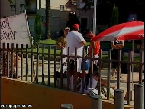 Acampados frente a la casa de Vara