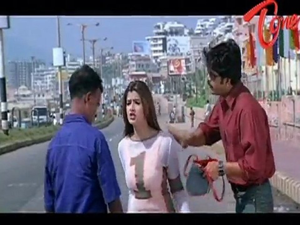 Comedy Scene Between Arthi Agarwal And Nagarjuna About Bag Snatching - Nenunnanu