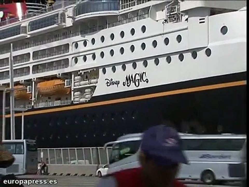 Un crucero recoge a 18 inmigrantes de una patera