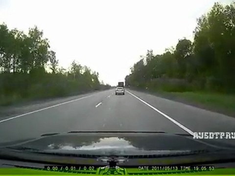 Опасный обгон справа от фуры (strangeworlds.at.ua)