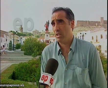 La estatua de Hernán Cortés teñida de rojo