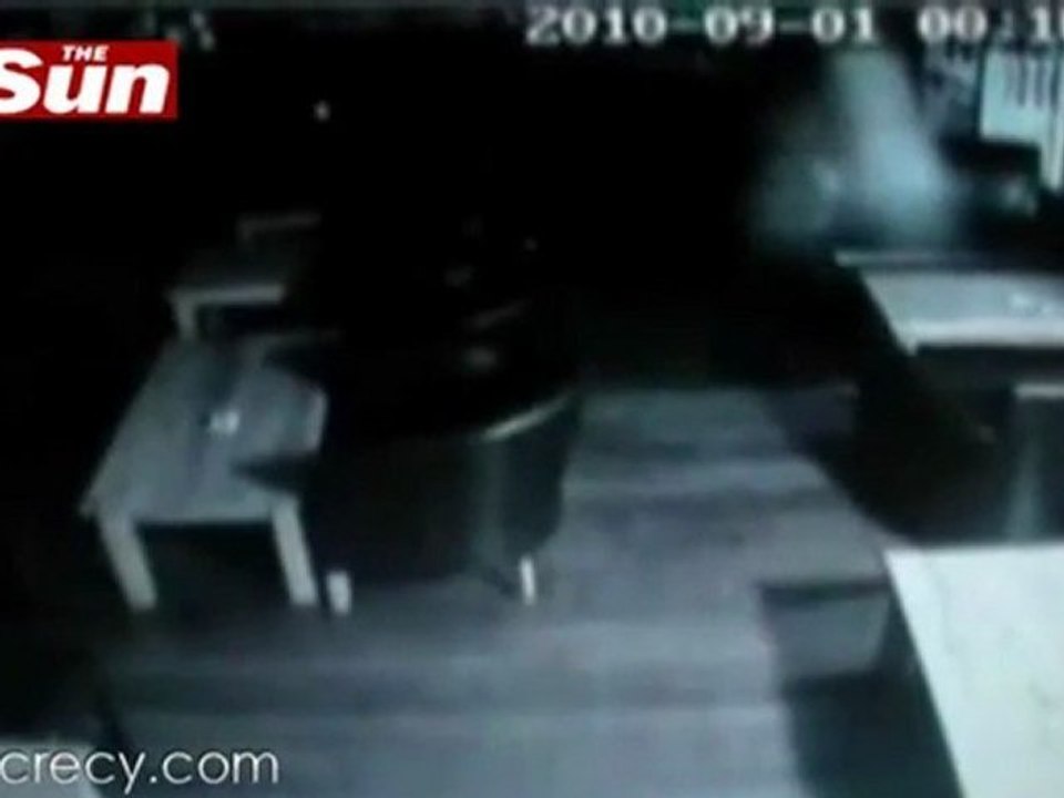 Ghost Bar fliegt aus Fenster