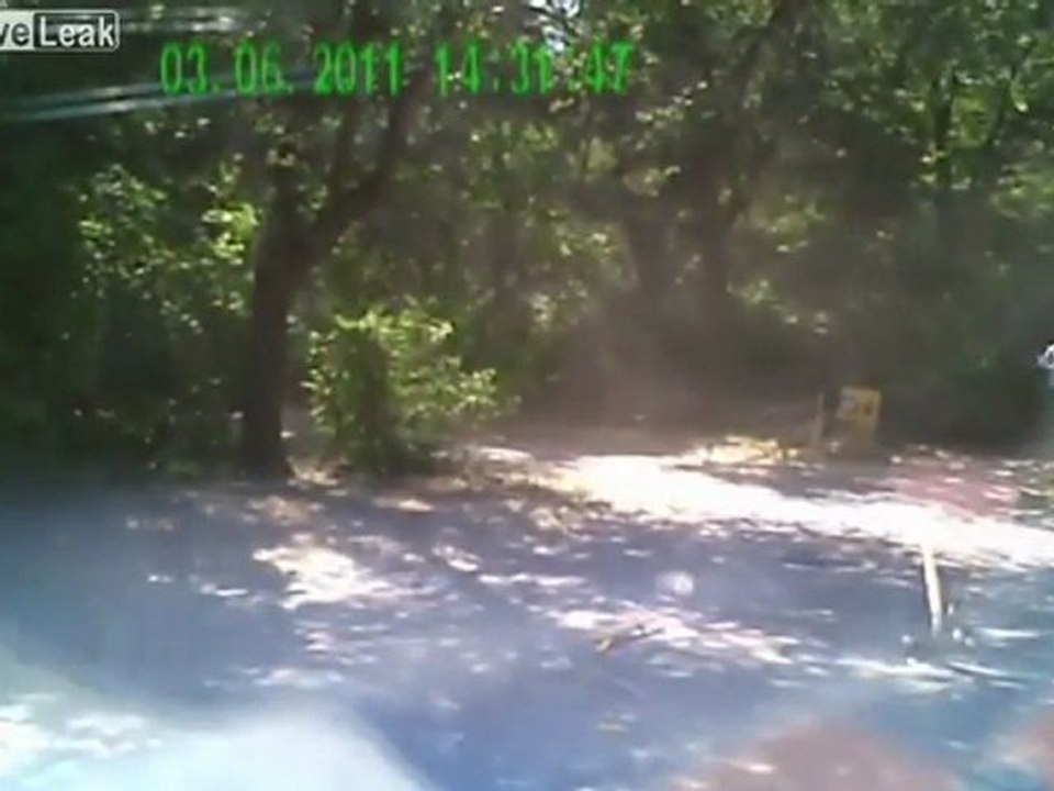 Crash bei rotem Licht. Taxi auf den Kopf gestellt! Fail