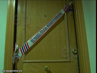 Una mujer cae desnuda a una piscina comunitaria