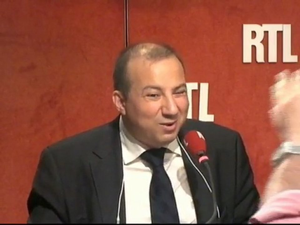 Hamou Bouakkaz, auteur de "Aveugle, arabe et homme politique, ça vous étonne ?" : "J'ai utilisé mon handicap comme un argument marketing"