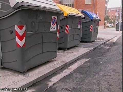 Jóvenes encapuchados queman varios contenedores