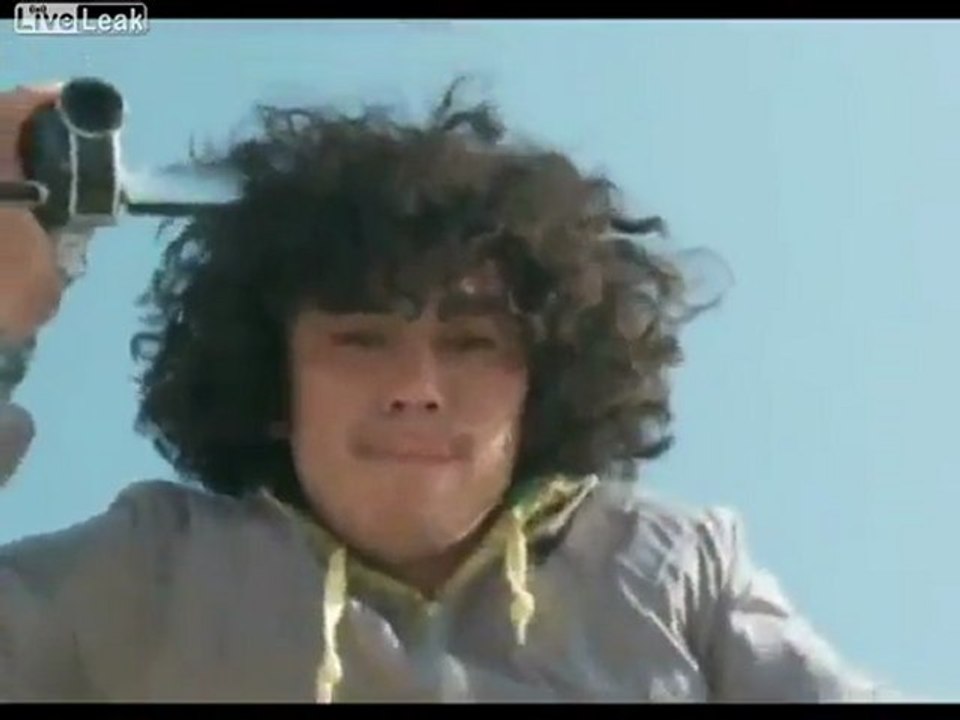 A Guy füllt seine Hose mit Helium