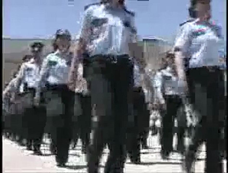 Mezun olan polisler gözyaşlarını tutamadı