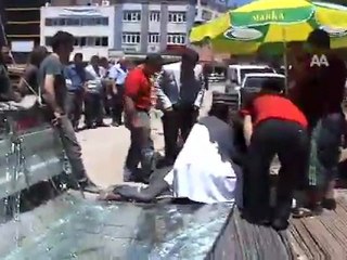 TAŞIDIĞI CAM ÜZERİNE DÜŞTÜ