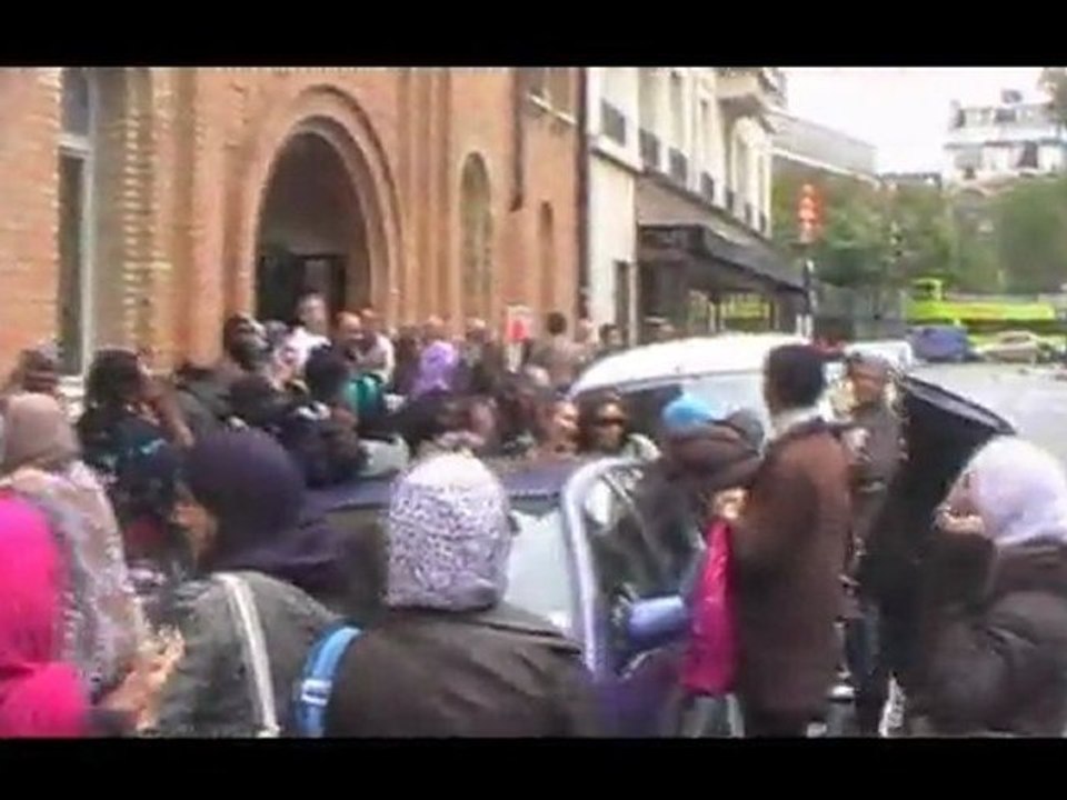 Des Mal-logés interpellent Benoist Apparu lors d'une inauguration Paris